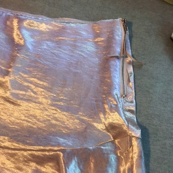 Pink satin mini skirt - Picture 2 of 3